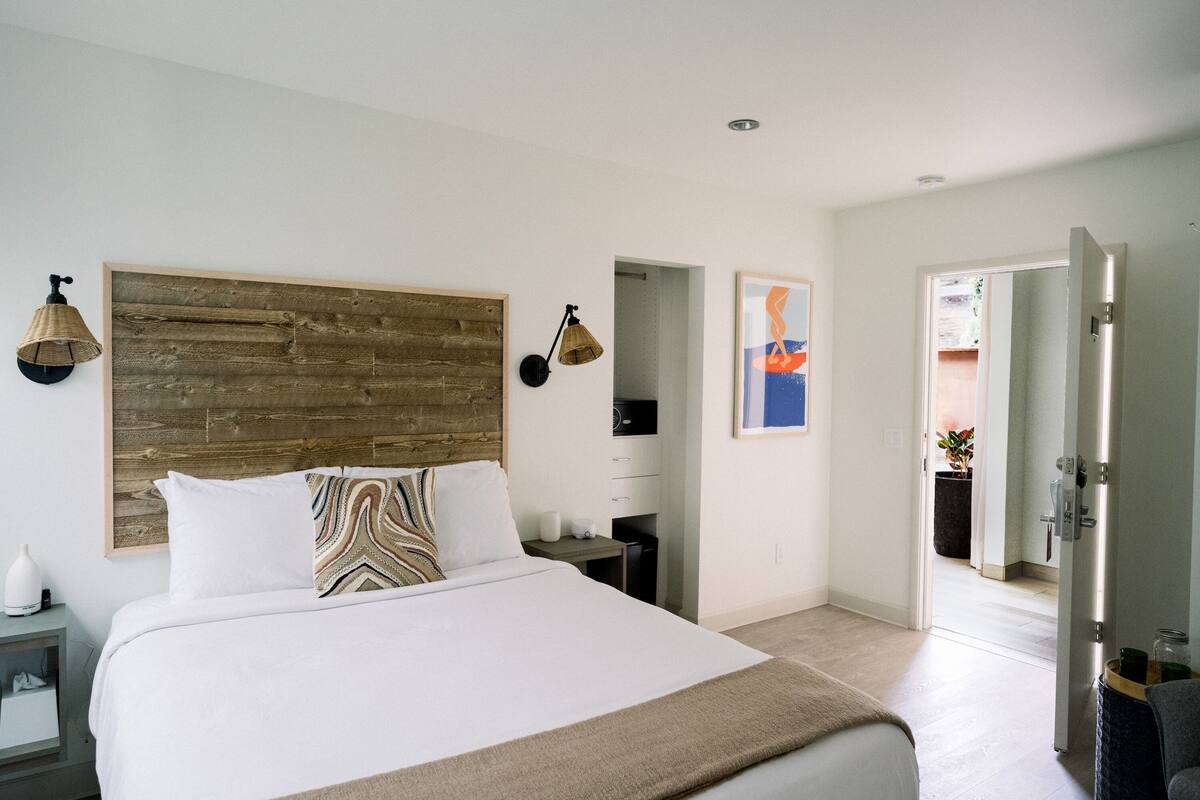 standard room, 1 queen bed, accessible | desk, laptop workspace, free wifi, bed sheets