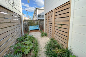 House, 5 Bedrooms | Balcony