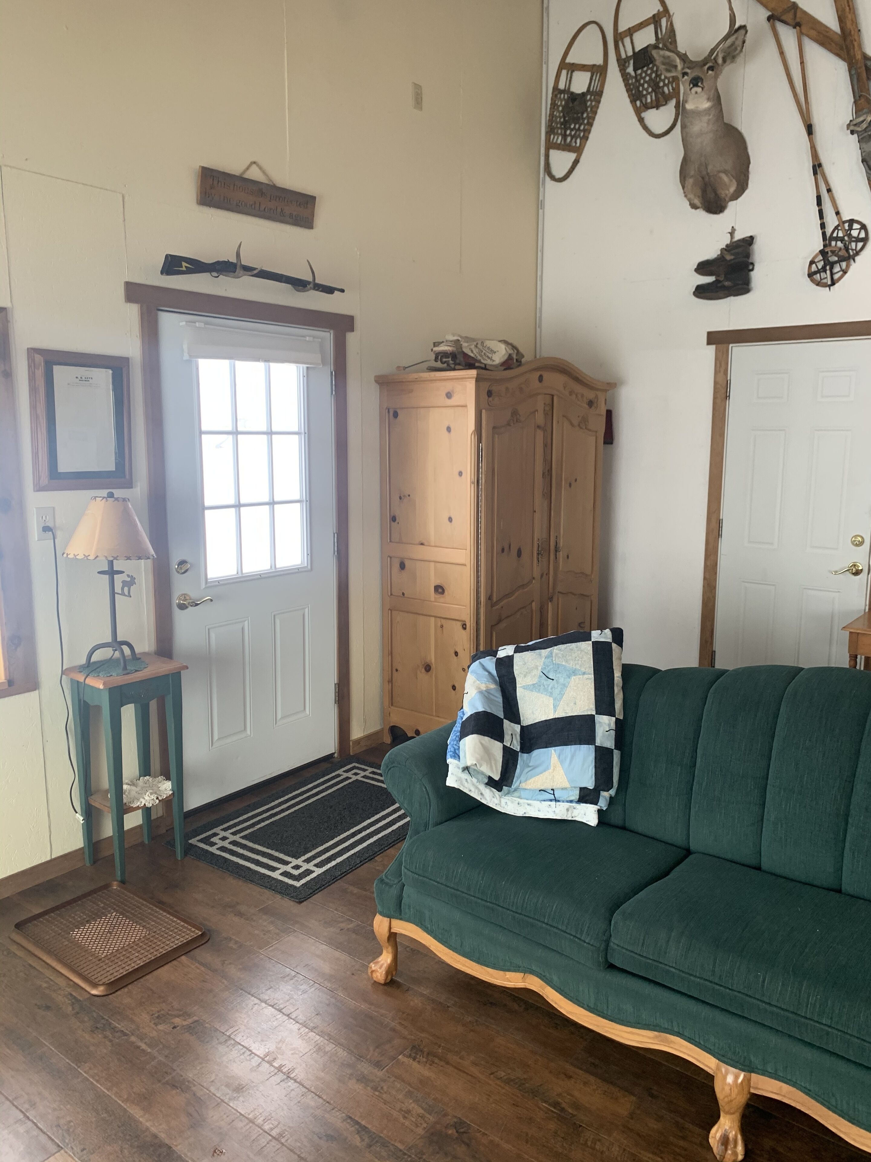 Cabin Bunkhouse on rural country ranch. Private quiet setting. in East Wenatchee, United States