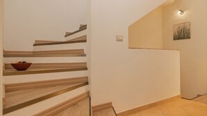 Eine Treppe mit Holzboden und einer Schale auf dem ersten Stufenlauf.