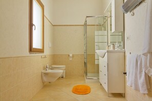 Dusche, Haartrockner, Bidet, Handtücher