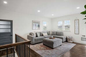 Living area - 2 bedroom modern residential home (Omaha)