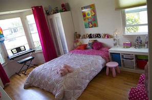 3 habitaciones, escritorio, tabla de planchar con plancha y wifi 