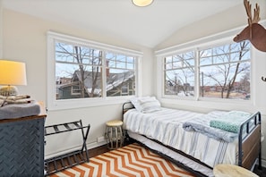 8 habitaciones, escritorio, wifi y ropa de cama