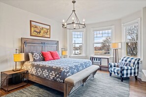 8 bedrooms, desk, WiFi, bed sheets