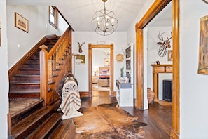 8 bedrooms, desk, WiFi, bed sheets