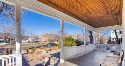 The Pendleton Lodge-8 bedrooms/3baths-heart of COS