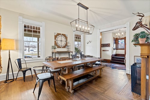 The Pendleton Lodge-8 bedrooms/3baths-heart of COS