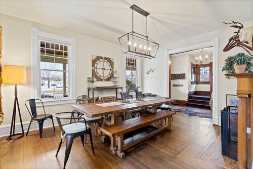 The Pendleton Lodge-8 bedrooms/3baths-heart of COS