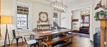 The Pendleton Lodge-8 bedrooms/3baths-heart of COS