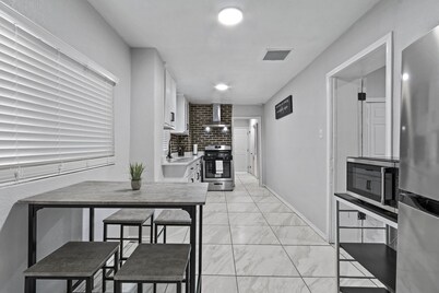 Welcoming modern home in Central El Paso