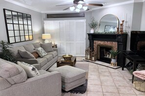 Standard-huoneisto, 1 makuuhuone, patio, näköala lomakeskukseen | Oleskelualue | Televisio, takka, Netflix, Hulu