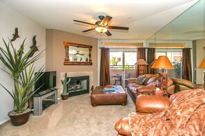 클래식 콘도, 침실 1개, 파티오, 리조트 전망 | 거실 | 케이블 채널 시청이 가능한 58인치 TV, 벽난로, 넷플릭스