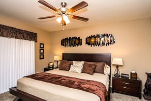 프리미엄 콘도, 침실 2개, 수영장 전망, 풀사이드 | 메모리폼 침대, 각각 다른 스타일의 인테리어, 각각 다르게 가구 비치, 노트북 작업 공간