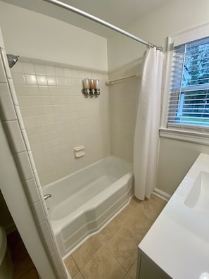 Badkar/dusch, hårtork, handdukar och tvål