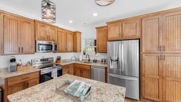 Fridge, microwave, stovetop, dishwasher