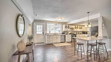 Fridge, microwave, stovetop, dishwasher