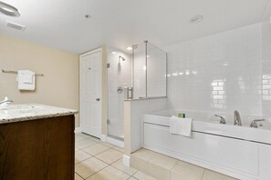 Badewanne, Whirlpool, Haartrockner, Handtücher