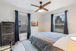 3 bedrooms, desk, iron/ironing board, travel crib