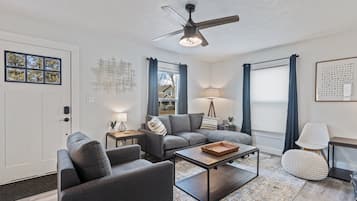 Smart TV, chimenea, tenis de mesa y estéreo
