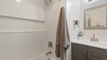 Bañera, secador de pelo, toallas y jabón