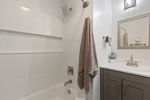 Bathtub, hair dryer, towels, soap - Work-Ready Lansing Home — Game Room, EV & Pets OK (Lansing)