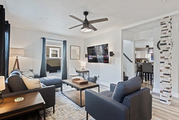 Smart TV, fireplace, table tennis, stereo - Spacious 3BR Getaway Near Downtown & MSU w/ Game Room for a Cozy Winter Retreat (Lansing)