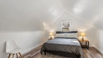 3 habitaciones, escritorio y tabla de planchar con plancha