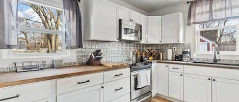 Private kitchen | Fridge, microwave, oven, stovetop