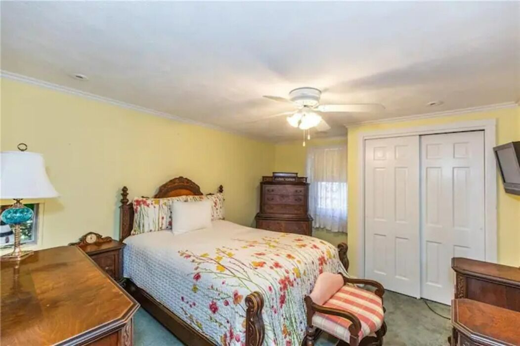 Beautiful Lakefront Cottage w/ Sunset Views