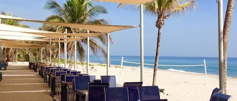 Na praia, areia branca, bar na praia