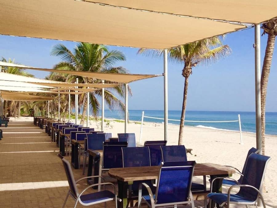 Am Strand, weißer Sandstrand, Strandbar