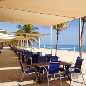 På stranden, vit sandstrand och strandbarer