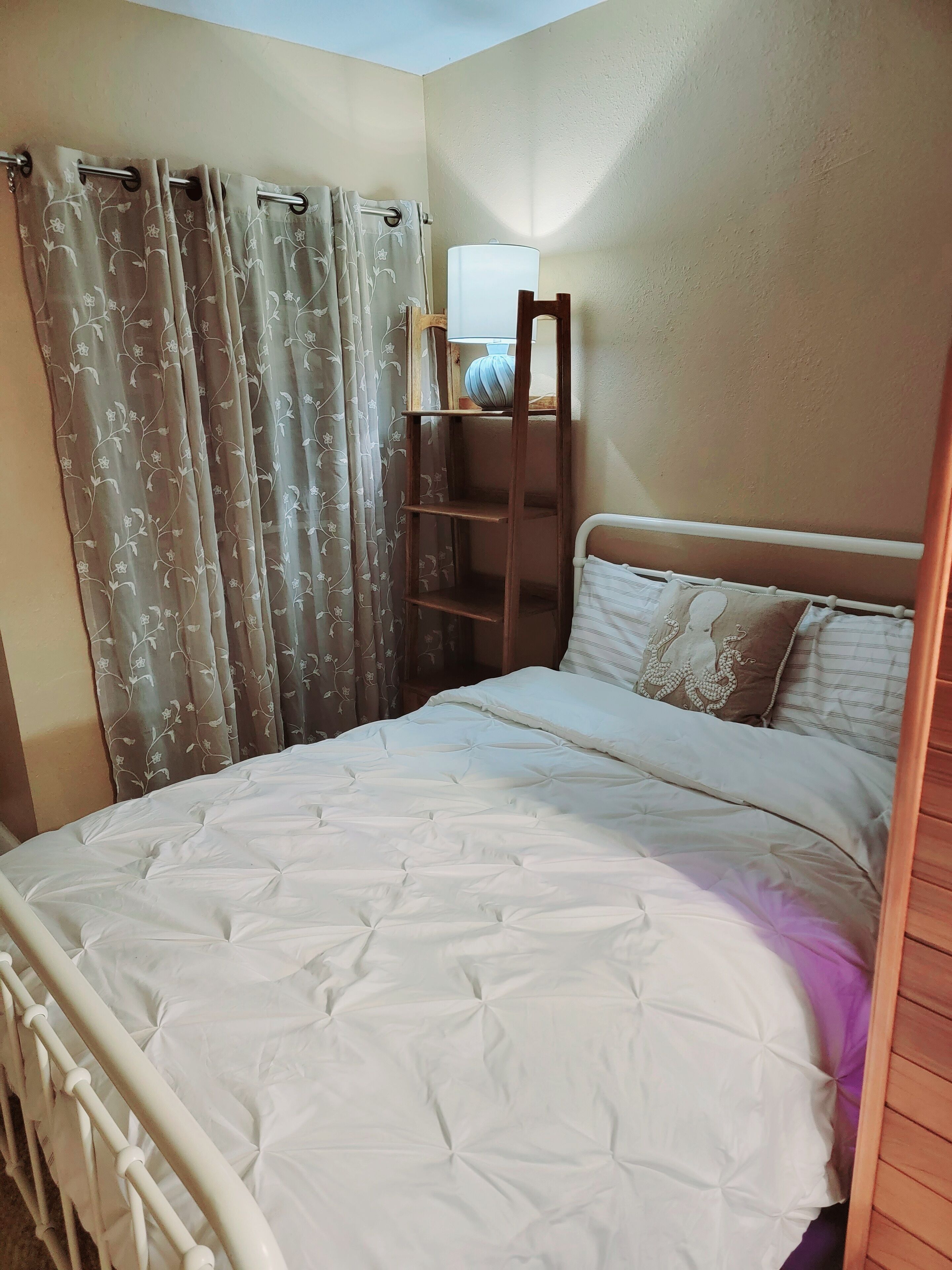 Oasis in the city, close to beaches, pet friendly, updated pool home