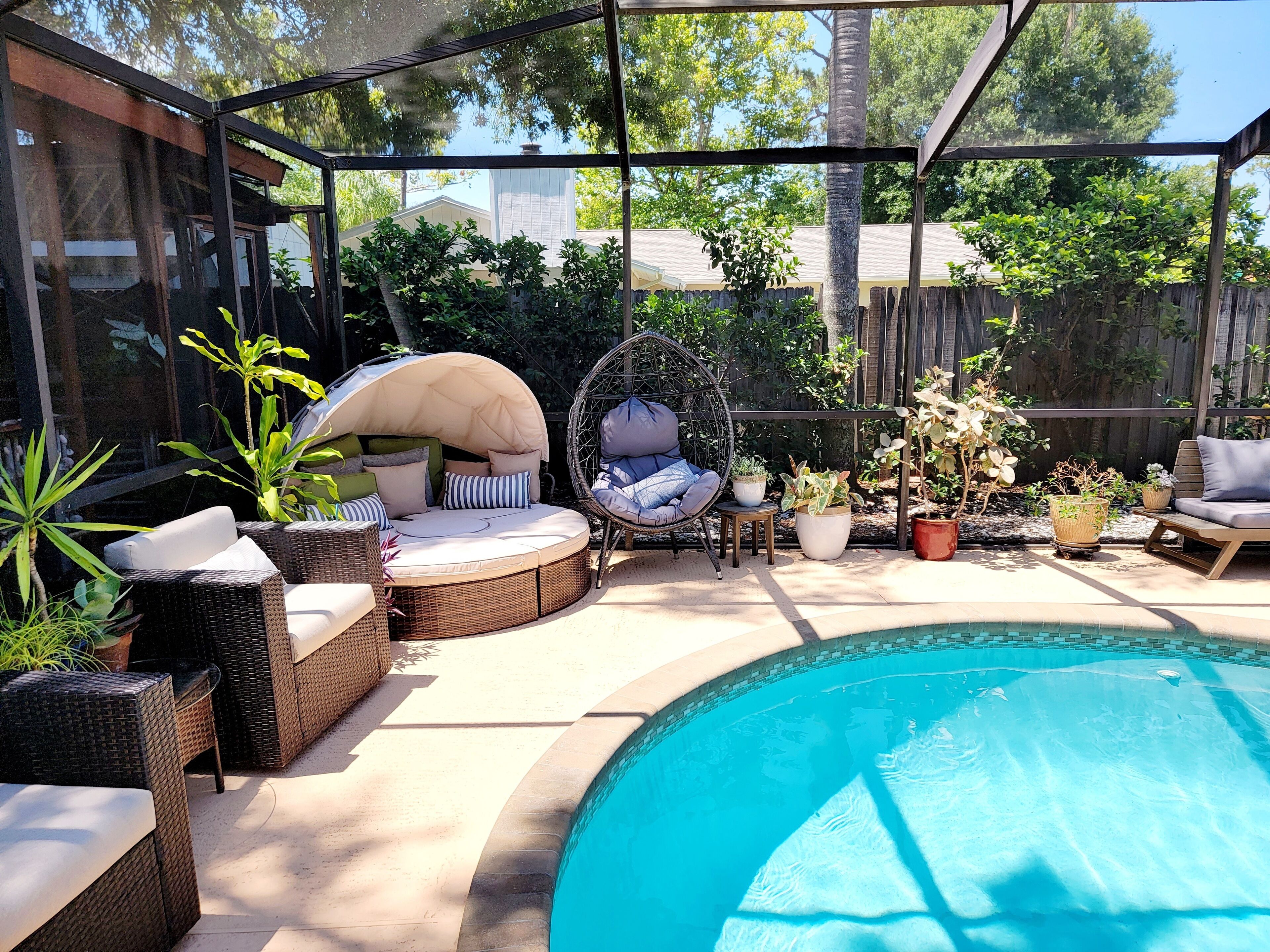 Oasis in the city, close to beaches, pet friendly, updated pool home