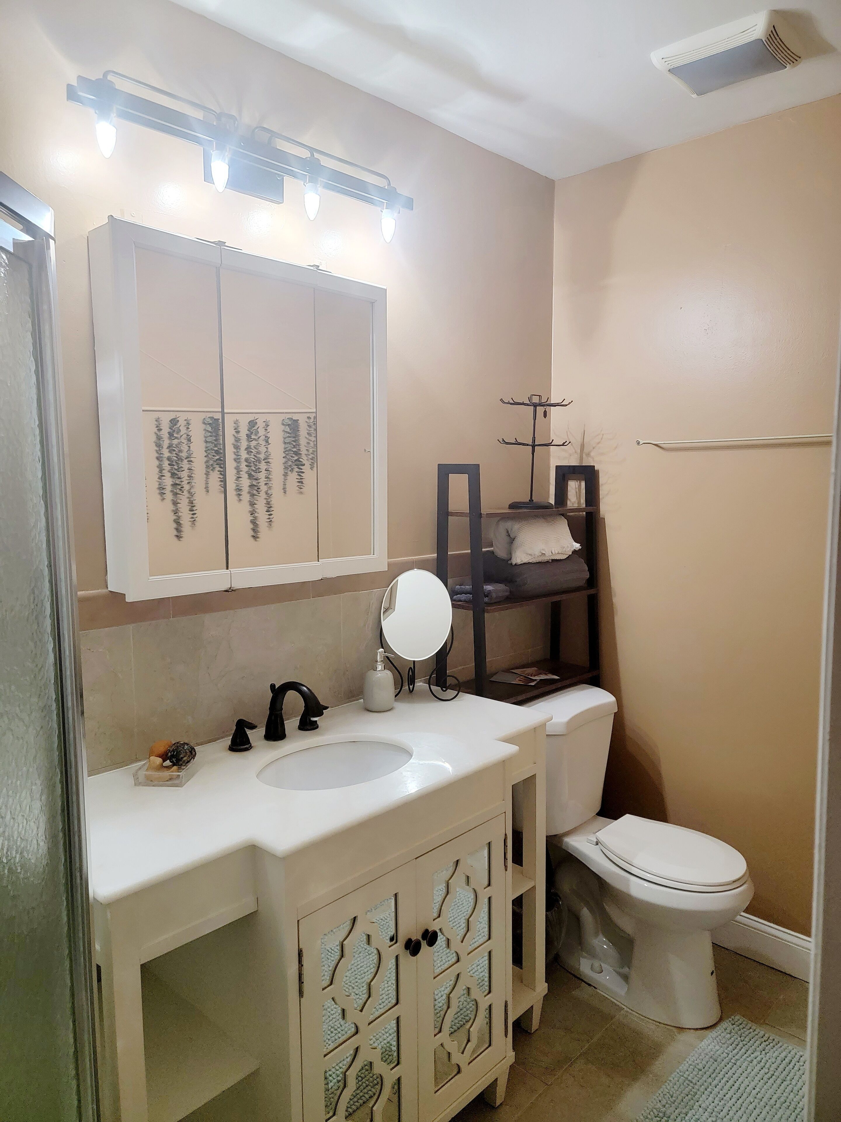 Oasis in the city, close to beaches, pet friendly, updated pool home