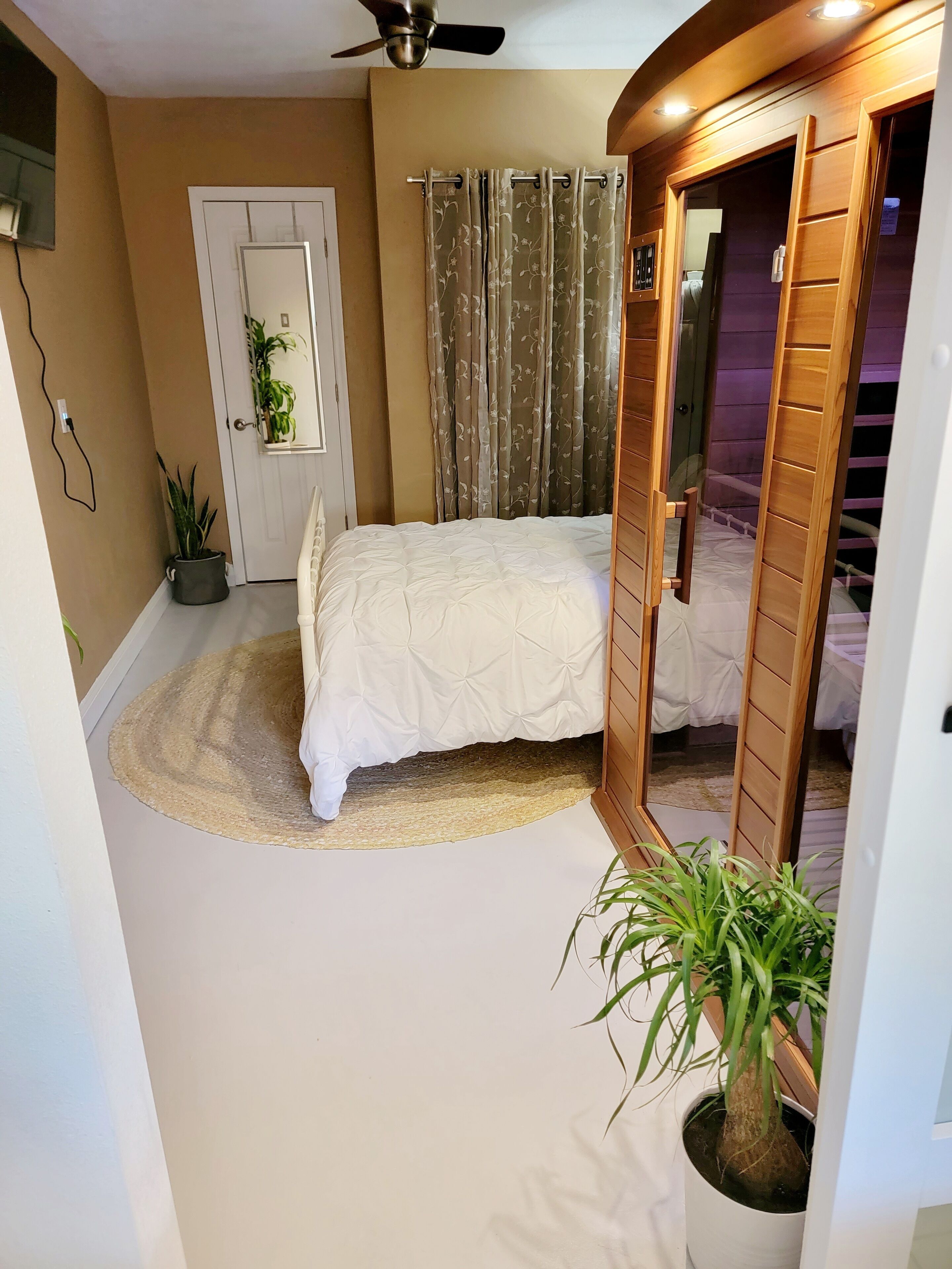 Oasis in the city, close to beaches, pet friendly, updated pool home