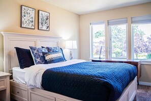 7 室のベッドルーム、デスク、アイロン / アイロン台、旅行用ベビーベッド