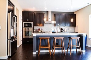 冷蔵庫、電子レンジ、オーブン、コンロ