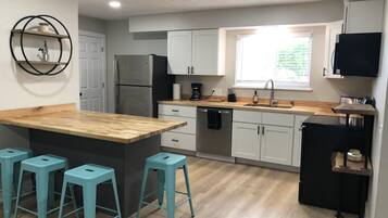 Een koelkast, een microgolfoven, een oven, een kookplaat