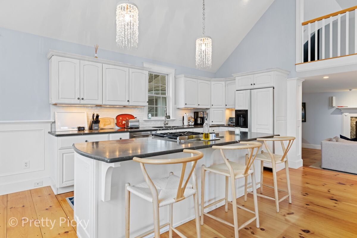 Superb, Upscale with Pool and Hot Tub in Chatham: 002-C