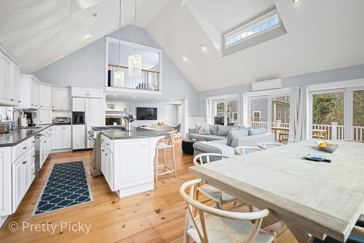 Superb, Upscale with Pool and Hot Tub in Chatham: 002-C