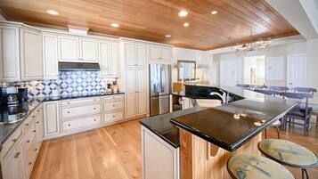 Duplex, 6 Bedrooms | Private kitchen | Oven