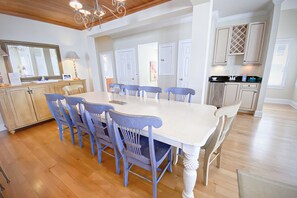 Duplex, 6 Bedrooms | Dining