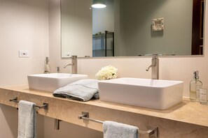 Dusche, Haartrockner, Handtücher