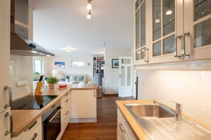 Een koelkast, een magnetron, een oven, een vaatwasser