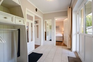 2 bedrooms, iron/ironing board, WiFi