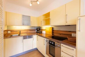 Fridge, oven, stovetop, dishwasher