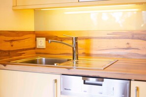 Fridge, oven, stovetop, dishwasher