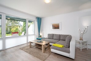 Fernseher, DVD-Player, Stereoanlage